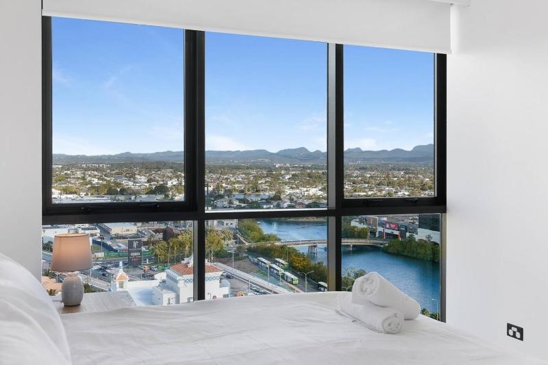 3-Bedroom Ocean View Apartment with 2 Parking Spaces - image 1