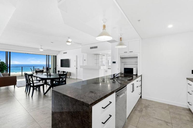 3-Bedroom Ocean View Apartment with 2 Parking Spaces - image 9
