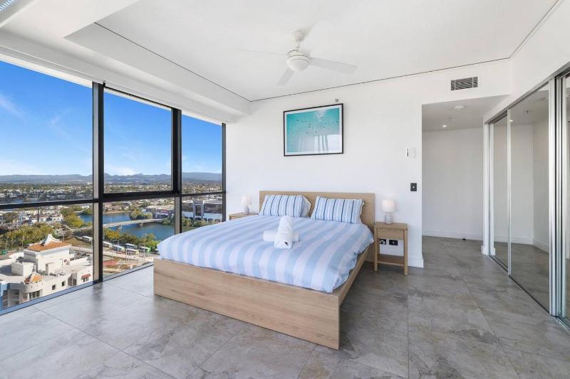 3-Bedroom Ocean View Apartment with 2 Parking Spaces - image 5