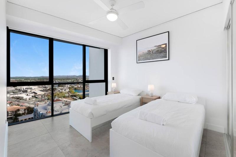 3-Bedroom Ocean View Apartment with 2 Parking Spaces - image 8