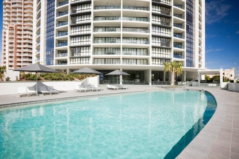 3-Bedroom Ocean View Apartment with 2 Parking Spaces - image 6