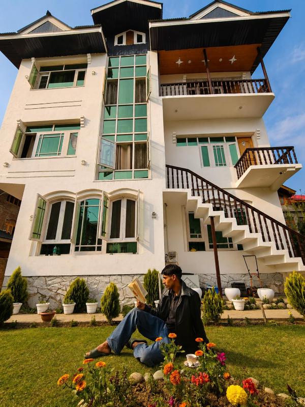 Shesh Bagh Kashmiri Villa near Mughal Gardens and Dal Lake - image 1