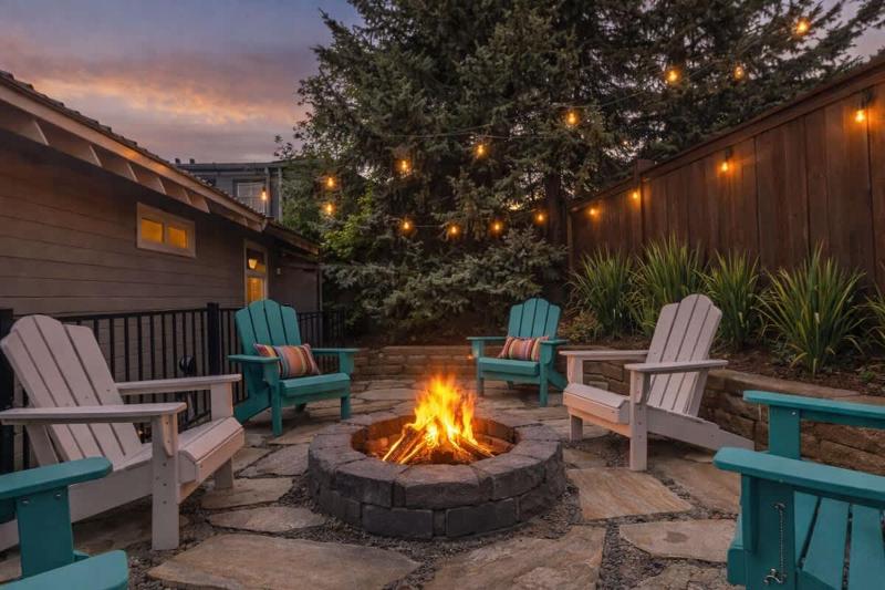 Fireplace & Hot Tub Nights Family House Walk to Downtown Bend - image 30