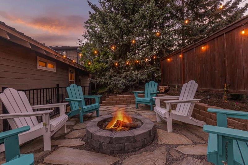 Fireplace & Hot Tub Nights Family House Walk to Downtown Bend - image 8