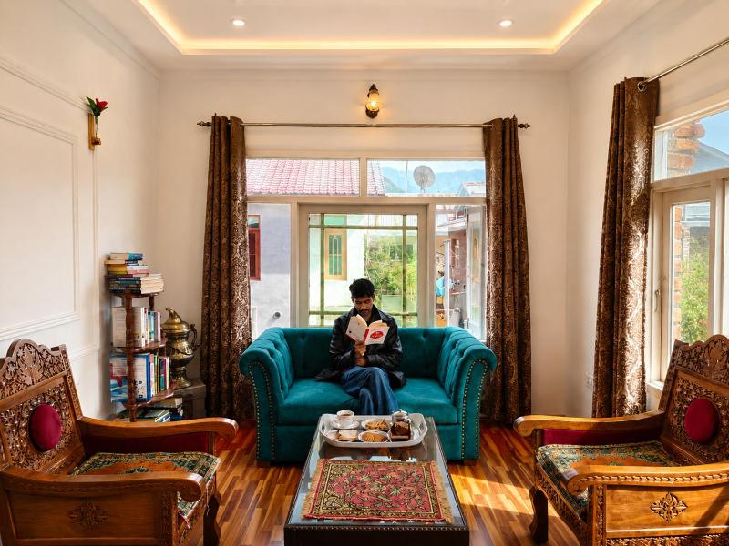 Shesh Bagh Kashmiri Villa near Mughal Gardens and Dal Lake - image 9