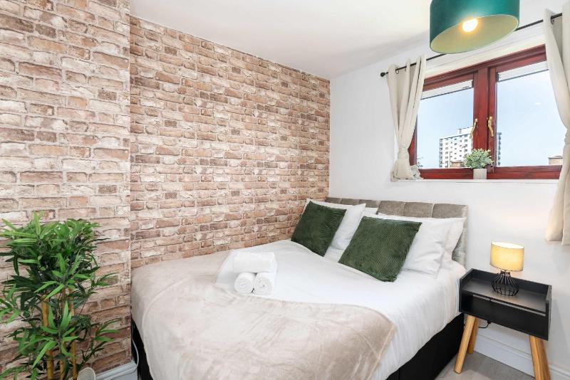3 Bedroom Apartment with Balcony Sleeps 7 Sheffield City Centre - image 5