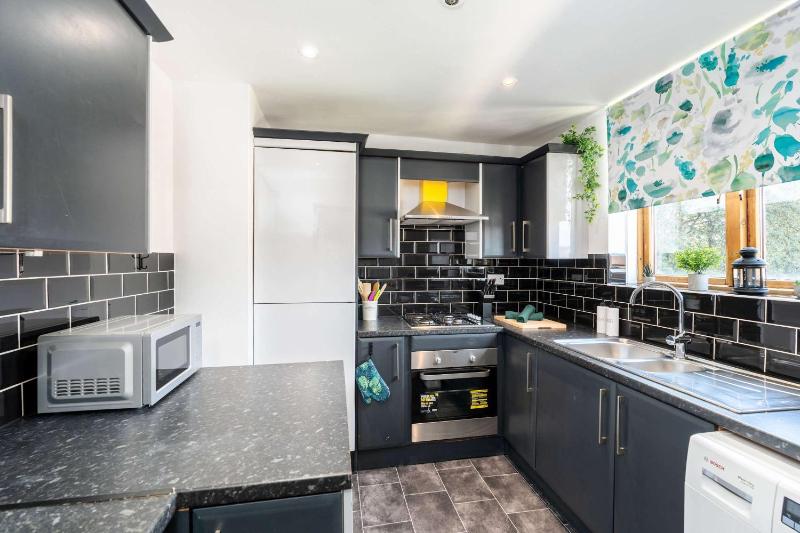 3 Bedroom Apartment with Balcony Sleeps 7 Sheffield City Centre - image 14