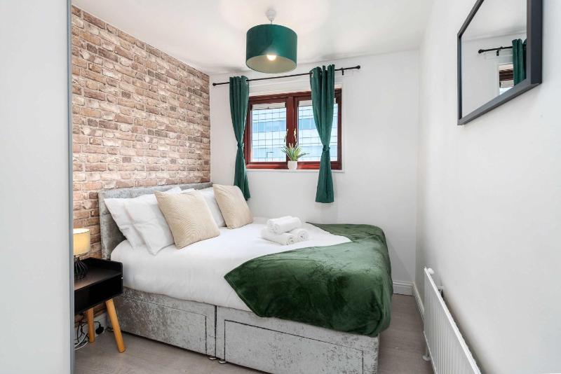 3 Bedroom Apartment with Balcony Sleeps 7 Sheffield City Centre - image 13