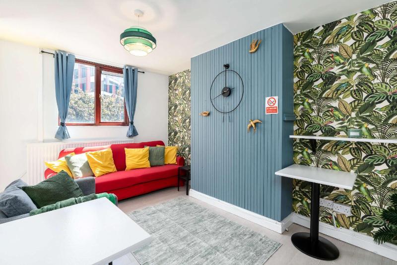 3 Bedroom Apartment with Balcony Sleeps 7 Sheffield City Centre - image 1