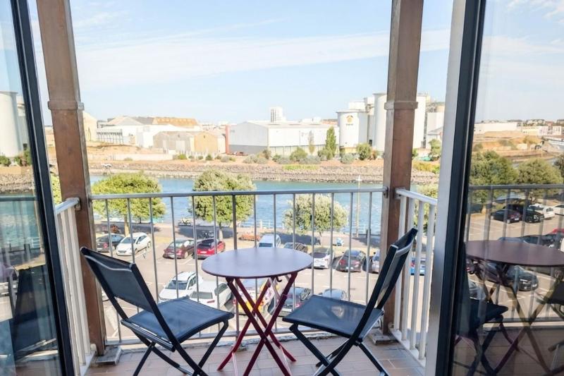 Mezzanine studio with balcony in Les Sables - image 16