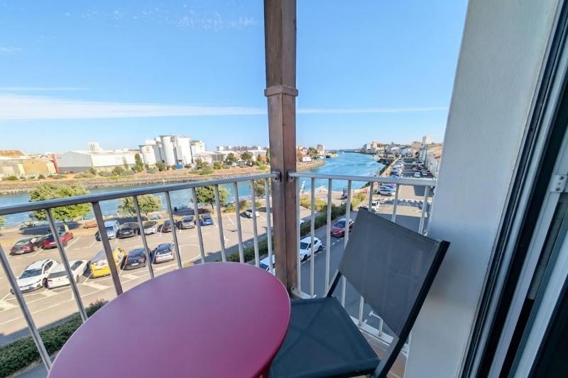Mezzanine studio with balcony in Les Sables - image 11