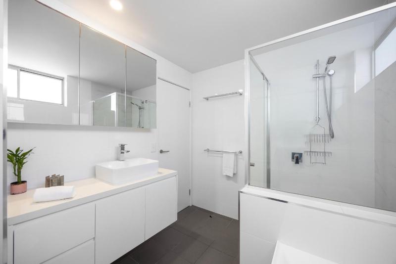 Beachside 3-bed apartment with Ocean Views - image 21