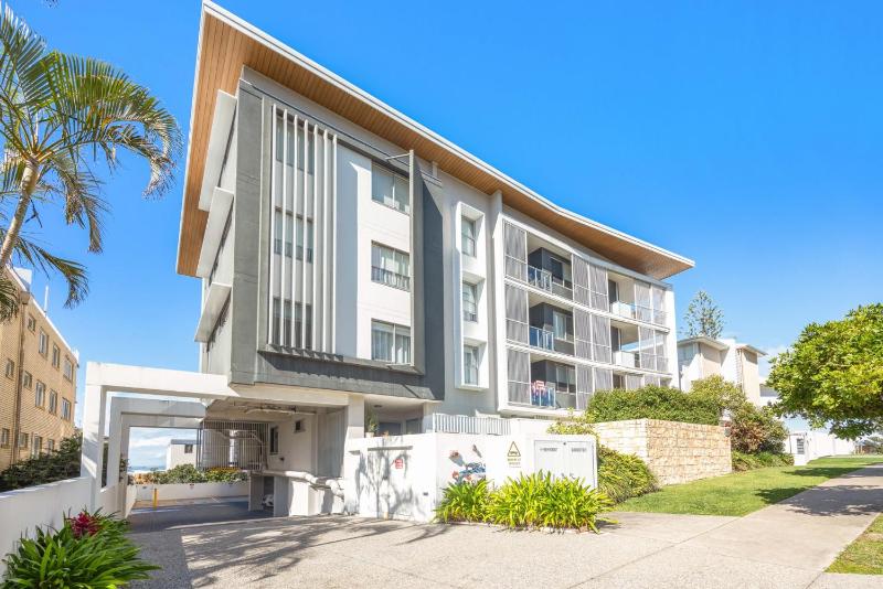 Beachside 3-bed apartment with Ocean Views - image 9