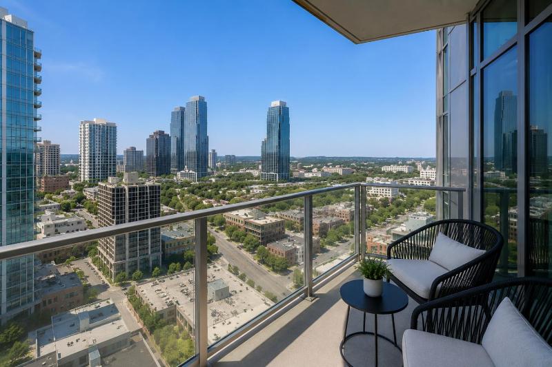 Seventh Street Luxe Retreat 1bd 1Bath Pool - image 10