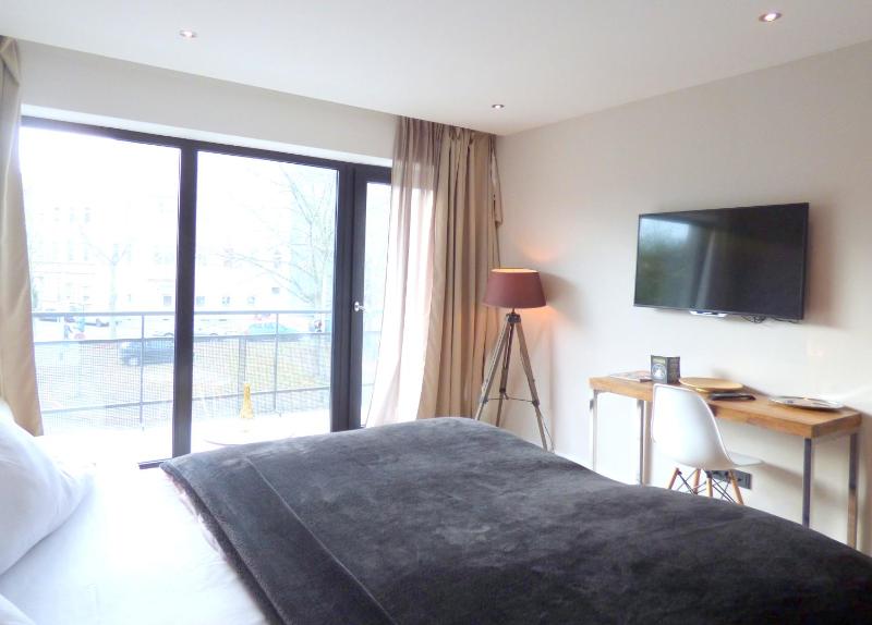 Basic Double Room image 2