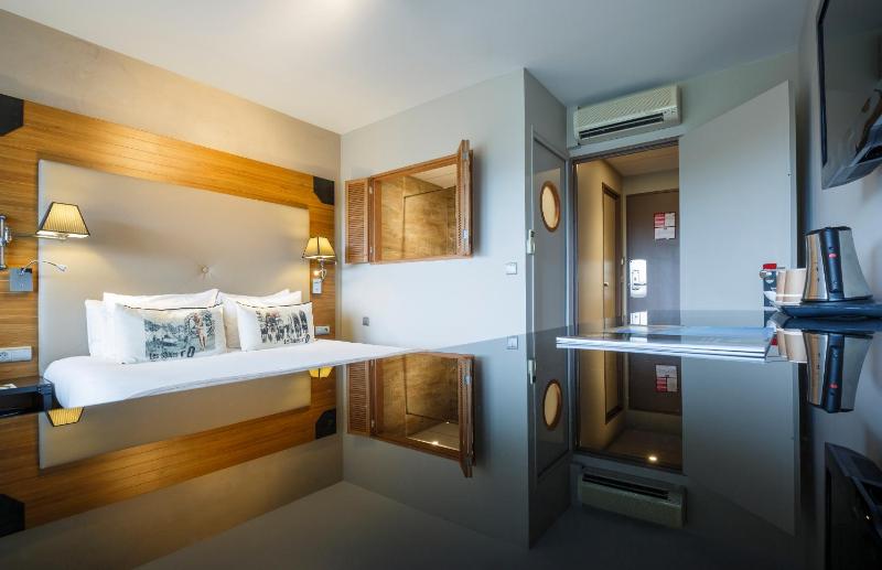 Classic Queen Room with Balcony image 1