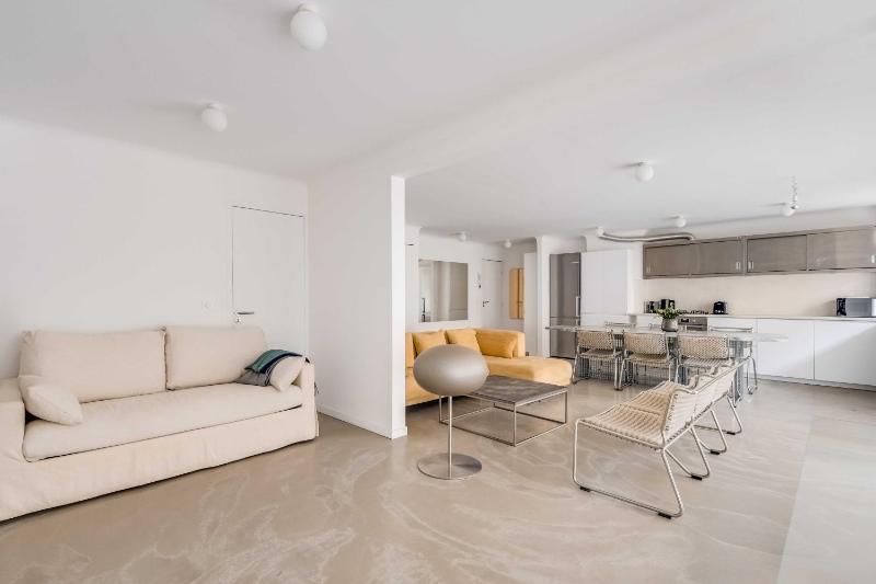Modern 1BDR 2P flat with a balcony – Ménilmontant - image 4