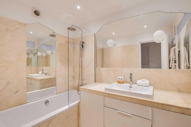 Modern 1BDR 2P flat with a balcony – Ménilmontant - image 6