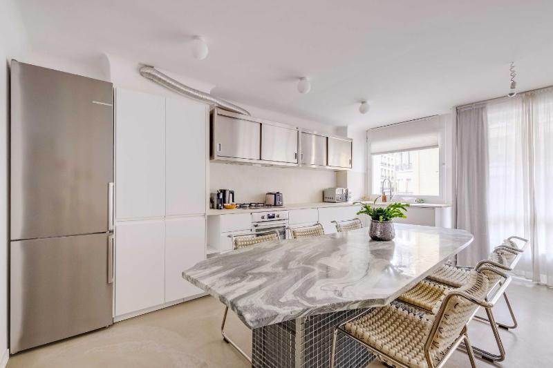 Modern 1BDR 2P flat with a balcony – Ménilmontant - image 9