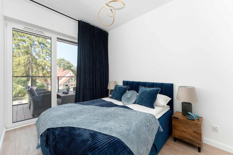 Stylowy Apartament z Klimatyzacją i Parkingiem Blisko Plaży by Noclegi Renters - image 5