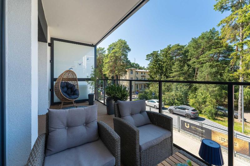 Stylowy Apartament z Klimatyzacją i Parkingiem Blisko Plaży by Noclegi Renters - image 6