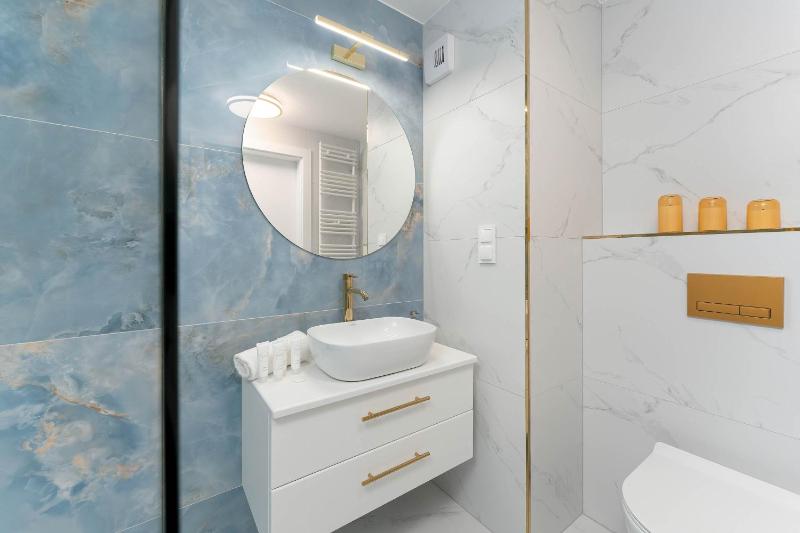 Stylowy Apartament z Klimatyzacją i Parkingiem Blisko Plaży by Noclegi Renters - image 30