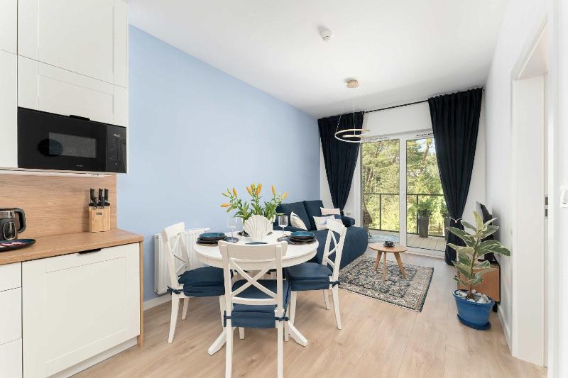 Stylowy Apartament z Klimatyzacją i Parkingiem Blisko Plaży by Noclegi Renters - image 21