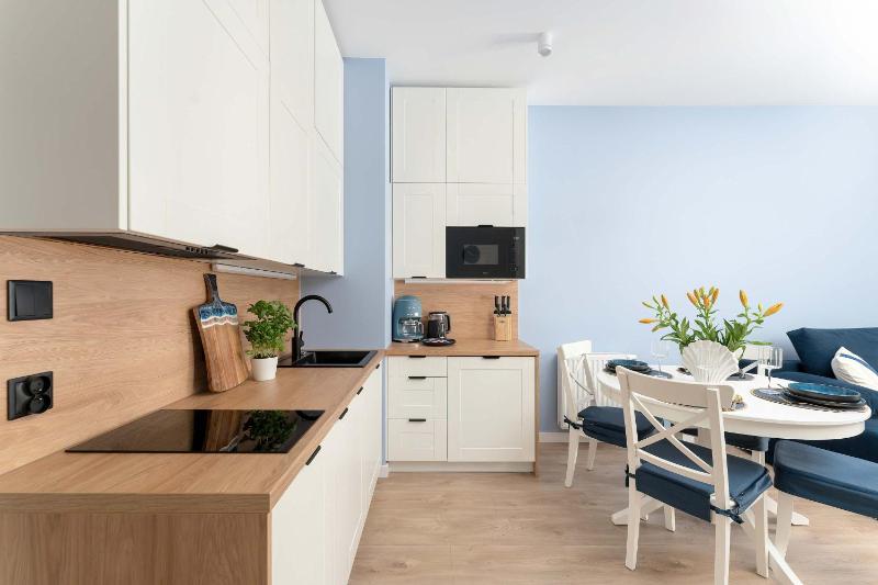 Stylowy Apartament z Klimatyzacją i Parkingiem Blisko Plaży by Noclegi Renters - image 2
