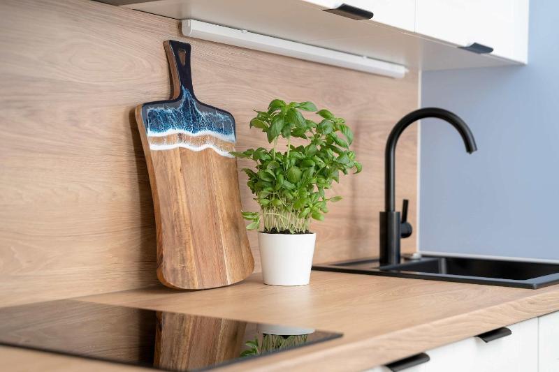 Stylowy Apartament z Klimatyzacją i Parkingiem Blisko Plaży by Noclegi Renters - image 24