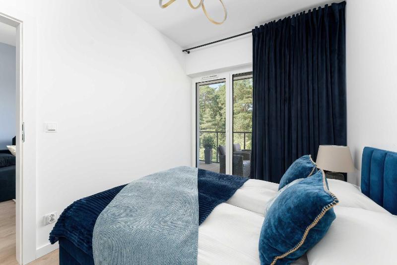 Stylowy Apartament z Klimatyzacją i Parkingiem Blisko Plaży by Noclegi Renters - image 14