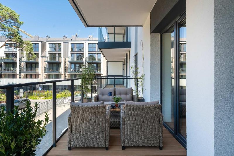 Stylowy Apartament z Klimatyzacją i Parkingiem Blisko Plaży by Noclegi Renters - image 18