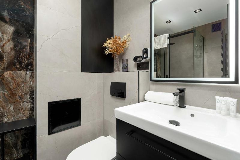 Mosaic Apartment in Rzeszów Center with Air Conditioning and Balcony by Noclegi Renters - image 22