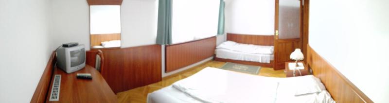 Economy Triple Room image 2
