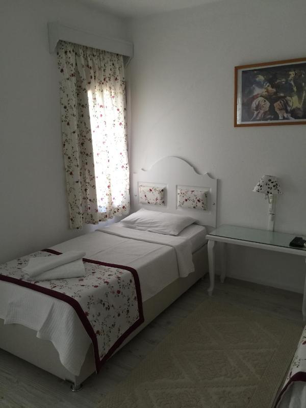 Standard Triple Room with Sea View image 2