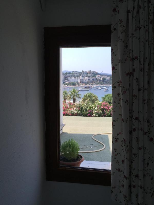 Standard Triple Room with Sea View image 3