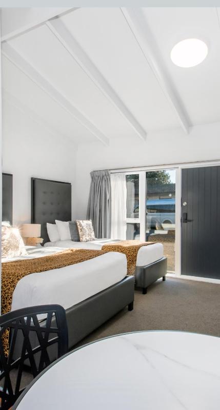 Middlemore Motel - image 1