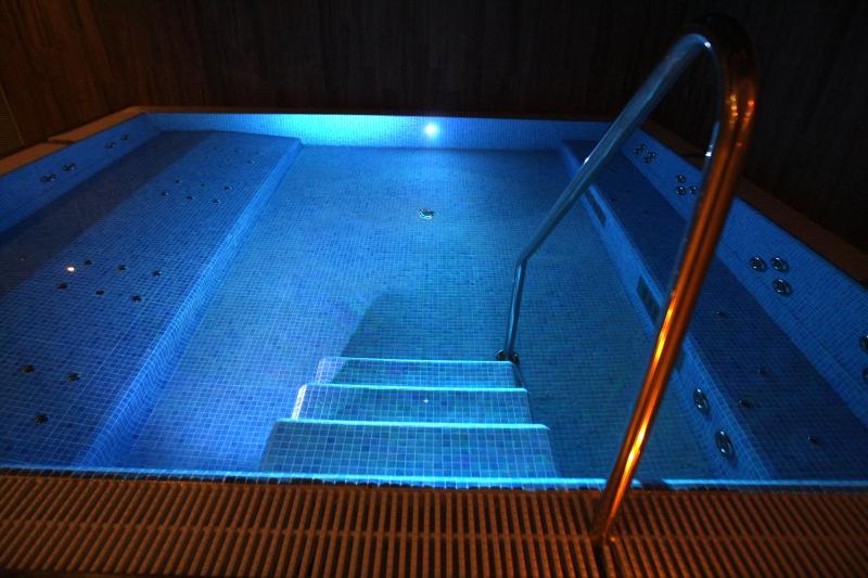 Double Room with Spa Access image 3
