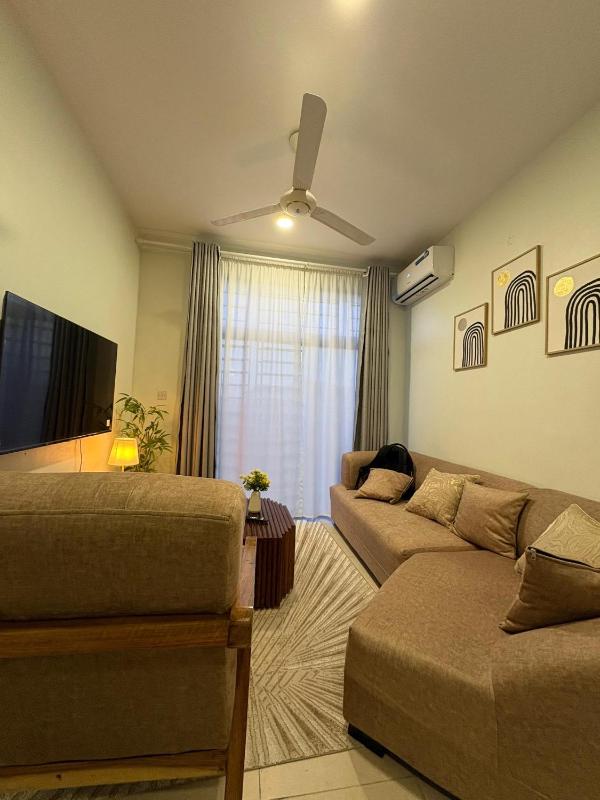 Spacious 2 bedroom Apartment - image 11