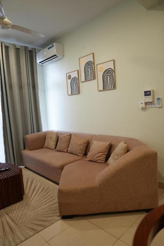 Spacious 2 bedroom Apartment - image 9