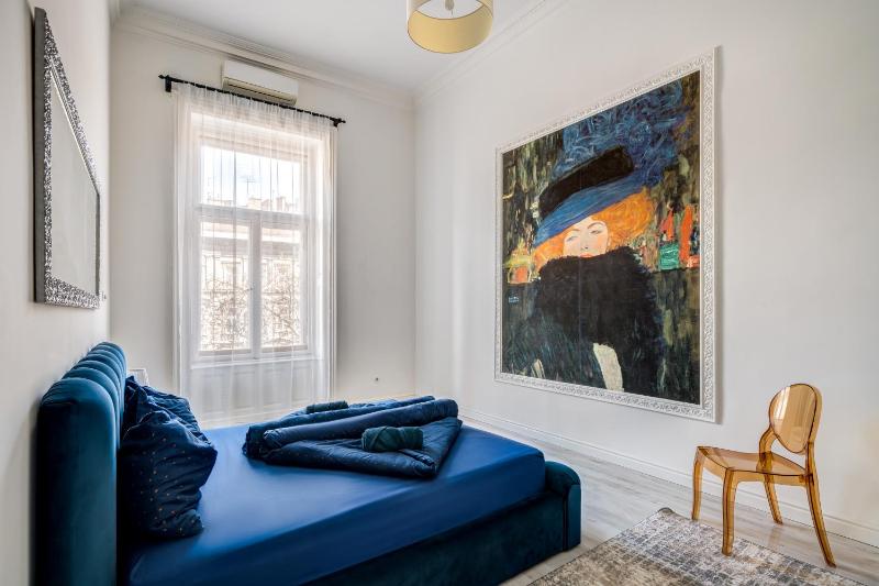 Eye of Budapest Luxury Apartment - image 8