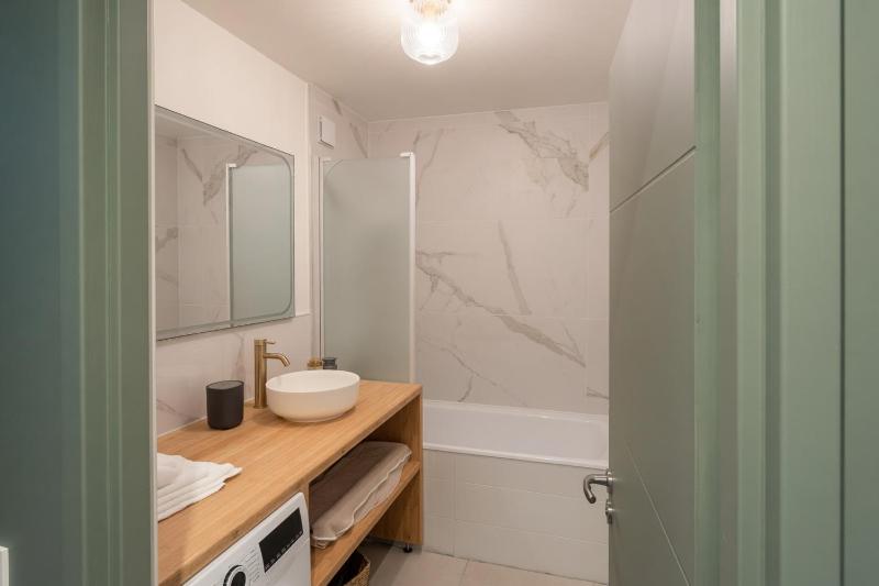Architect renovated apt parking & 2 balconies - image 7