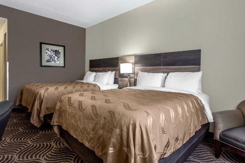 Queen Room with Two Queen Beds - Non-Smoking image 2
