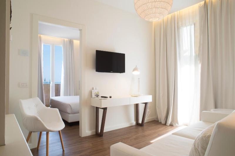 S - SUITE T image 4