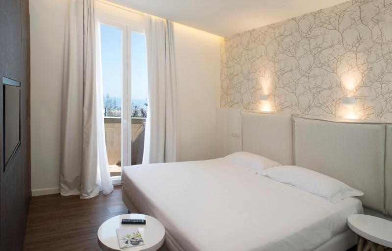 S - SUITE T image 3