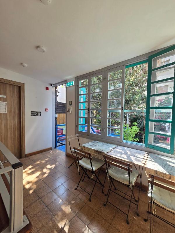 Harrys Inn Guesthouse - image 2
