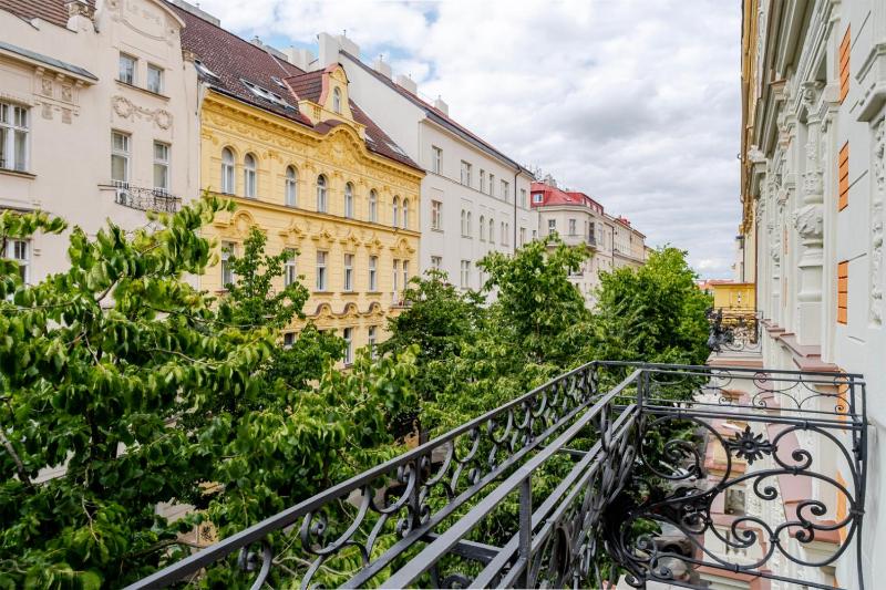 Blueground Vinohrady balcony nr Riegrovy Sady PRG-78 - image 11