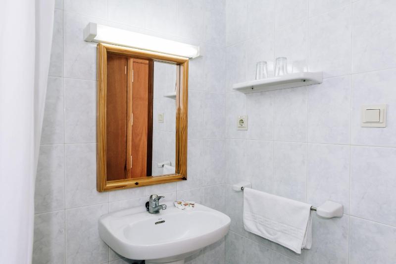 Triple Room with Balcony image 3