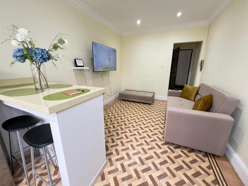 Newly-renovated flat - image 3