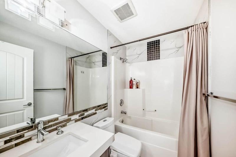 4BR Spacious Home with Free Parking and KING Bed - image 5