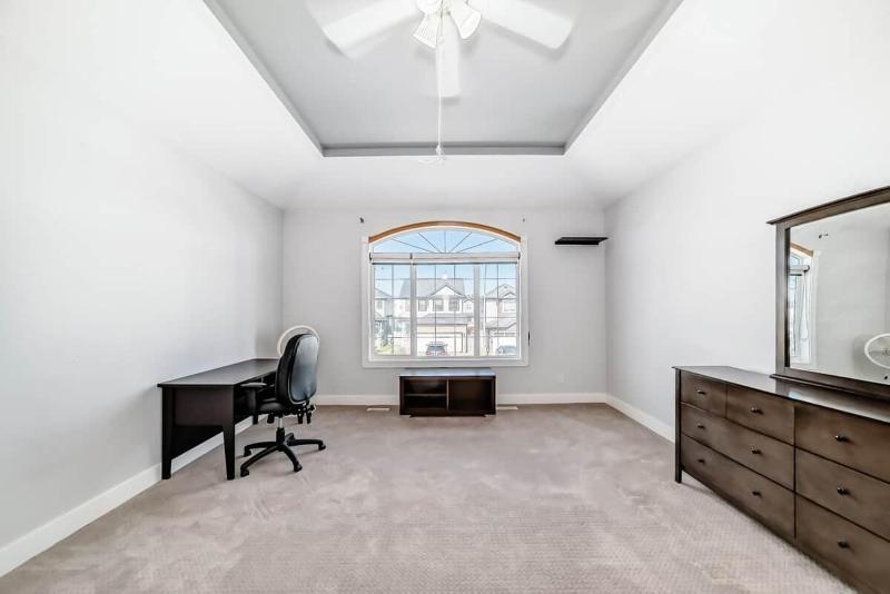 4BR Spacious Home with Free Parking and KING Bed - image 11